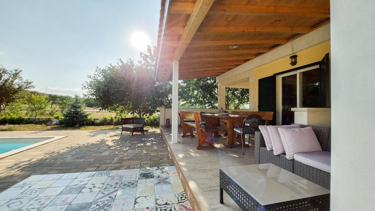 Villa Legacy Krusvar Ngoại thất bức ảnh